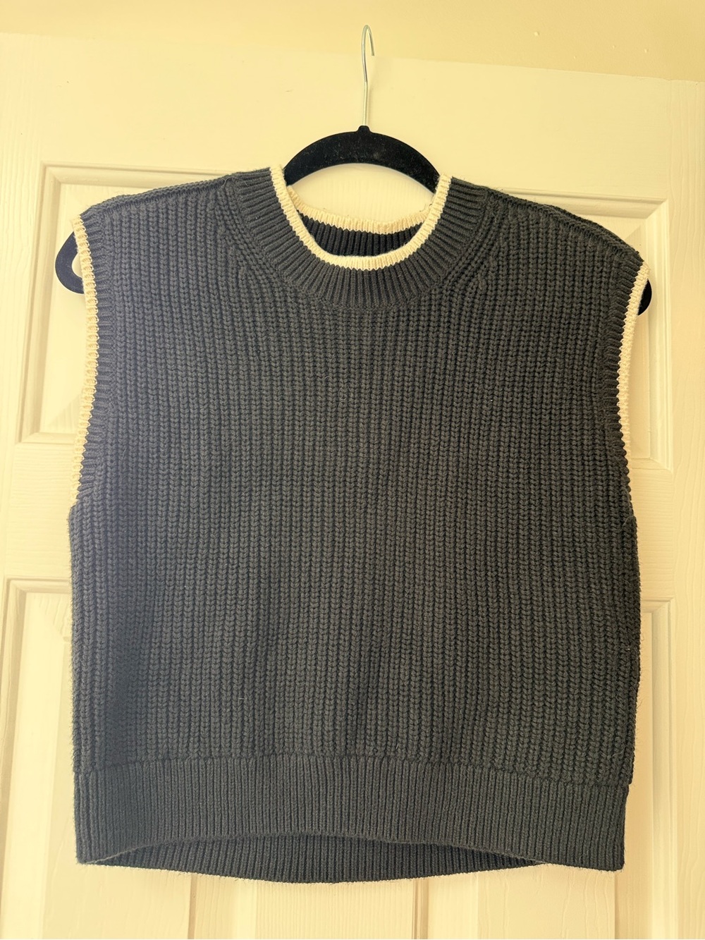 Abercrombie & Fitch black Crewneck Sleeveless Sweater Vest with Cream Trim